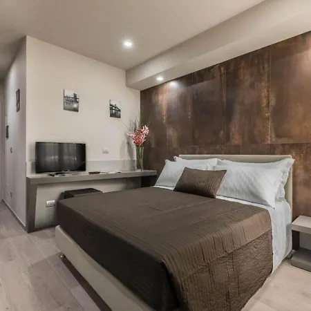 Astoria Deluxe Rooms-2